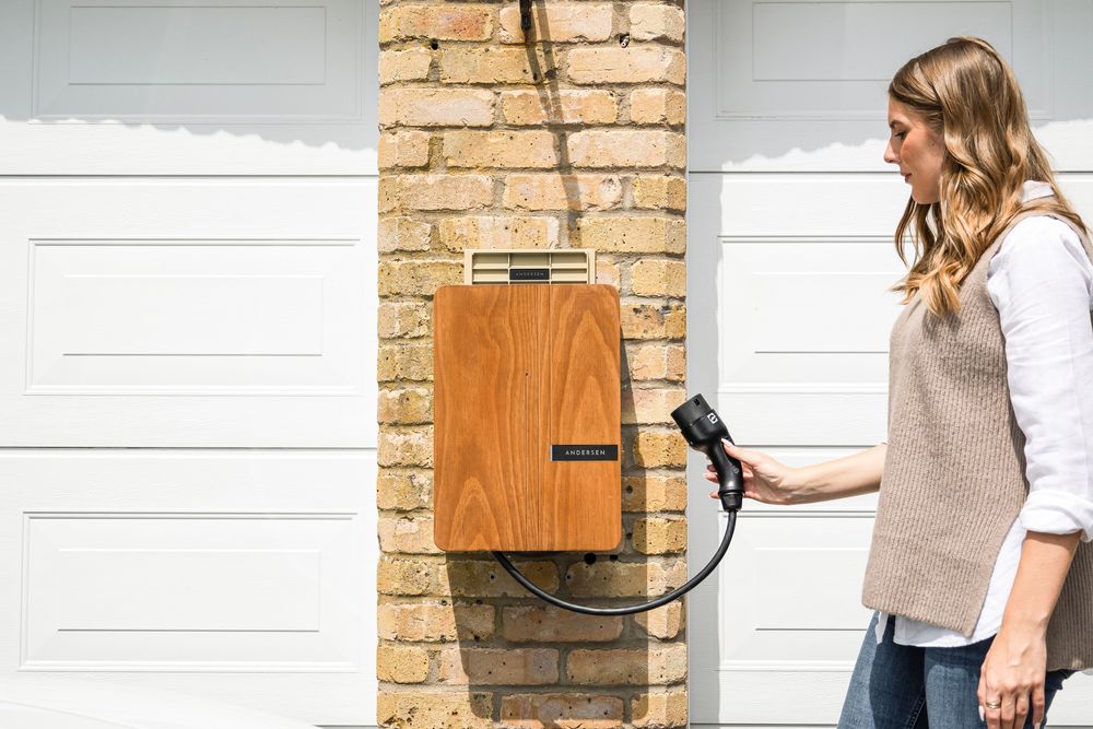 Wallbox de recharge en bois fixée sur un mur de garage